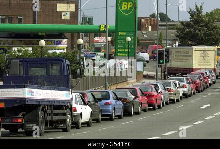 Le auto e gli autocarri si accodano per la benzina presso un distributore di Nottingham. Il governo sta organizzando incontri di emergenza per decidere se utilizzare i poteri di emergenza per affrontare la crisi del combustibile che ha visto migliaia di pompe funzionare a secco in tutto il paese. * il primo ministro Tony Blair ha abbreviato una visita nello Yorkshire e ha annullato la sua comparsa prevista alla conferenza TUC di Glasgow per tornare a Downing Street, mentre altri ministri senior hanno annullato gli impegni per discutere di quella che è diventata la peggiore crisi interna del lavoro da quando è salito al potere nel 1997. Foto Stock