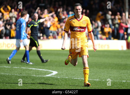 Motherwell's Jamie Murphy celebra il suo terzo gol al fianco durante la partita della Clydesdale Bank Scottish Premier League al Fir Park di Motherwell. Foto Stock