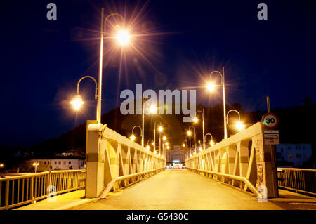 Ponte sul Fiume Deva, Vista notte. Bustio, Asturias, Spagna. Foto Stock