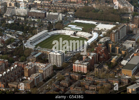 Vista aerea come il personale di terra frequenta il wicket a Lord's. cricket Ground, Londra Foto Stock