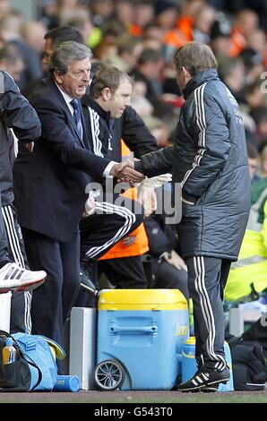 Kenny Dalglish (a destra), manager di Liverpool e manager di West Bromwich Albion Roy Hodgson (a sinistra) scuotere le mani dopo il fischio finale Foto Stock