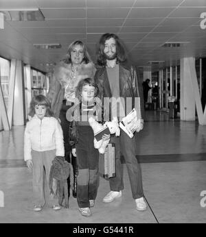 Bee Gee Robin Gibb all'aeroporto Heathrow di Londra con sua moglie Molly e i bambini - Spencer, di sette anni, e Melissa, di cinque anni - quando partirono per New York. Foto Stock