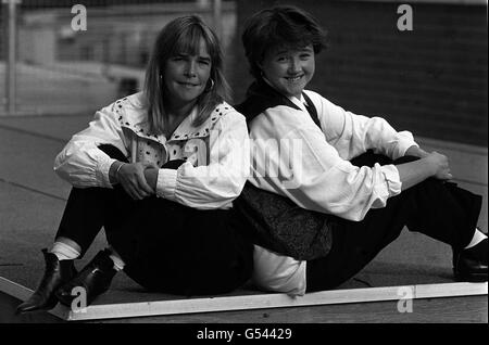 Attrici Linda Robson (a sinistra) e Pauline Quirke, che saranno protagonista di una nuova serie comica della BBC "Birds of a Feather". Linda e Pauline, che hanno recitato nelle sorelle Sharon e Tracey della Central Television nella nuova serie a sei parti degli scrittori Laurence Marks e Maurice Gran. Foto Stock