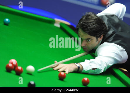 Ronnie o'Sullivan inglese al tavolo durante la sua prima partita al World Snooker Championships, Crucible Theatre, Sheffield. Foto Stock