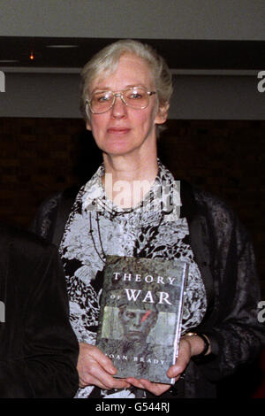 Joan Brady, che ha vinto sia il Libro dell'anno che il romanzo per 'Teoria della guerra'. È la prima donna, e finora l'unica americana a vincere un "Premio Whitbread Book of the Year". Foto Stock