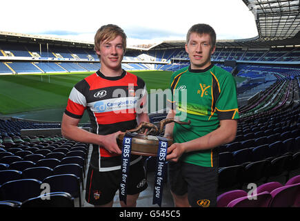 Il capitano della contea di Stirling Jack Urquhart (a sinistra) e il capitano del Selkirk Youth Club con il trofeo Under 18s durante una Photocall al Murrayfield Stadium, Edimburgo Foto Stock