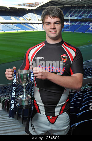 Il capitano della contea di Stirling Matt Duncan con il trofeo Under 16s durante una Photocall al Murrayfield Stadium, Edimburgo Foto Stock