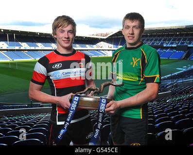 Il capitano della contea di Stirling Jack Urquhart (a sinistra) e il capitano del Selkirk Youth Club con il trofeo Under 18s durante una Photocall al Murrayfield Stadium, Edimburgo Foto Stock