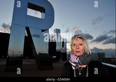 Lo scultore Monica Bonvicini con LA SUA CORSA di lavoro, che è stata presentata all'evento di completamento Art in the Park di Londra 2012, allo Stratford Olympic Park. Foto Stock