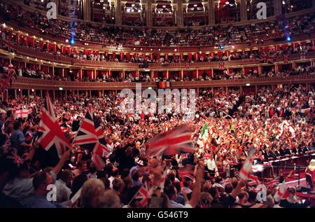 Proms Albert Hall ieri sera. Il saluto finale all'interno della Royal Albert Hall, a Londra, per l'ultima notte dei Proms. Foto Stock