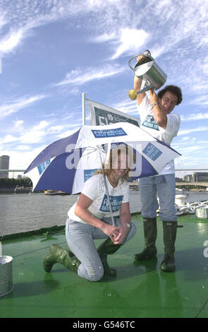 Celebrità giardiniere televisivo Charlie Dimmock (a sinistra) con il presentatore di tempo Francis Wilson, come lei continua a secco, al lancio della 'Flood Action Week', evidenziando i crescenti pericoli di inondazioni nel Regno Unito. Foto Stock