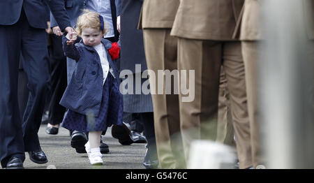 Jasmine Coupe partecipa ai funerali di suo padre Sergeant Nigel Coupe si trova alla chiesa parrocchiale di St Anne, Lytham St Annes, Lancashire. Foto Stock