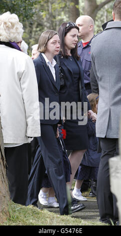 Natalie (a destra), la vedova del sergente Nigel Coupe arriva per i suoi funerali alla chiesa parrocchiale di St Anne, Lytham St Annes, Lancashire. Foto Stock