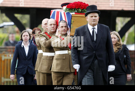 La bara del sergente Nigel Coupe è portata alla chiesa parrocchiale di Sant'Anna, Lytham St Annes, Lancashire. Foto Stock