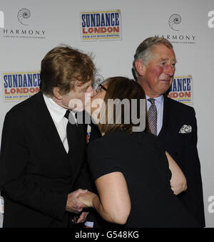 (Sinistra - destra) Robert Redford bacia Julie Sender mentre il Principe del Galles guarda al primo festival di musica e film Sundance London alla O2 Arena di Londra. Foto Stock