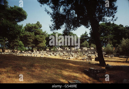 OLIMPIA: I resti del tempio di Zeus ad Olimpia, Grecia, che un tempo conteneva una delle sette meraviglie del mondo antico, la colossale statua di Zeus dello scultore Phidias. Olympia, nella regione del Peloponneso, era la sede originaria dei Giochi Olimpici. Foto Stock