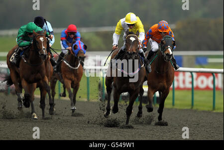 Willies Wonder guidato dal fantino Michael Hills (seconda a destra) Vince il lingfieldpark.co.uk Handicap Stakes all'ippodromo di Lingfield Park Foto Stock