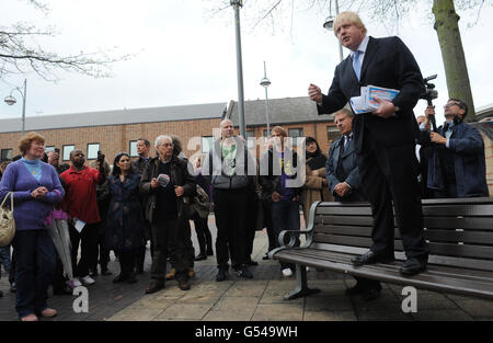 Il Sindaco di Londra Boris Johnson lancia oggi il suo manifesto completo per la rielezione nel centro commerciale di Bexleheath a Kent, in vista delle elezioni mayoral di giovedì. Foto Stock