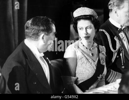 La regina Elisabetta II parla con Denis Healey, il Segretario della Difesa e uno degli ospiti, al banchetto e ricevimento del giubileo d'oro della Royal Air Force alla Lancaster House, St. James's, Londra. Foto Stock