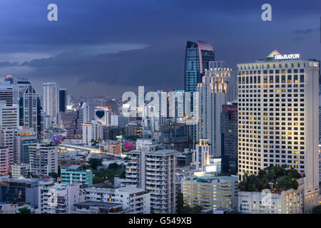 Lo Skyline di Bangkok con pesanti nuvole monsoniche Foto Stock