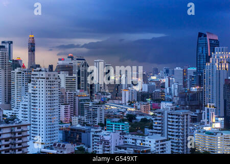 Lo Skyline di Bangkok con pesanti nuvole monsoniche Foto Stock