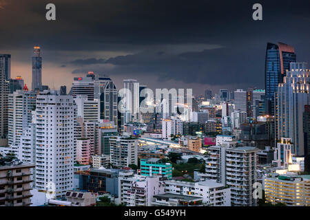 Lo Skyline di Bangkok con pesanti nuvole monsoniche Foto Stock