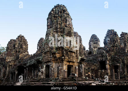 Il Buddha si affaccia al tempio Bayon in Angkor Foto Stock