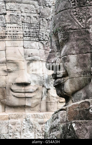 Il Buddha si affaccia al tempio Bayon in Angkor Foto Stock