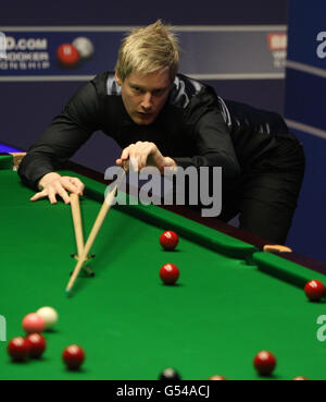 Il Neil Robertson dell'Australia usa il resto durante la sua partita contro Ronnie o'Sullivan dell'Inghilterra durante i Campionati Mondiali di Snooker del Betfred.com al Crucible Theatre di Sheffield. Foto Stock