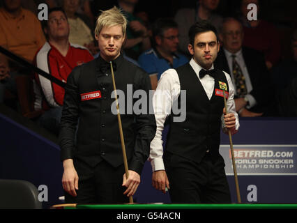 Neil Robertson dell'Australia (a sinistra) durante la sua partita contro Ronnie o'Sullivan dell'Inghilterra durante i Campionati Mondiali di Snooker del Betfred.com al Crucible Theatre di Sheffield. Foto Stock