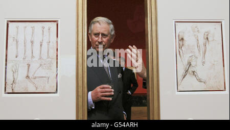 Il Principe Carlo vede i disegni anatomici di Leonardo da Vinci alla Queen's Gallery di Buckingham Palace, Londra. La mostra "Leonardo da Vinci : Anatomist" apre venerdì e si svolge fino al 7 ottobre 2012. Foto Stock