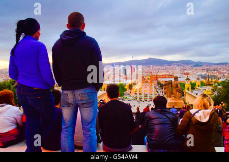 Guardare la gente cityscape di Barcellona dal Palazzo Nazionale al tramonto in un giorno nuvoloso. Barcellona, in Catalogna, Spagna. Foto Stock