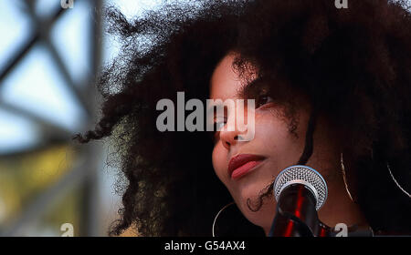 Lisa Kainde Diaz, cantante jazz del duetto 'Ibeyi' esibirsi dal vivo presso il Nice Jazz Festival Foto Stock