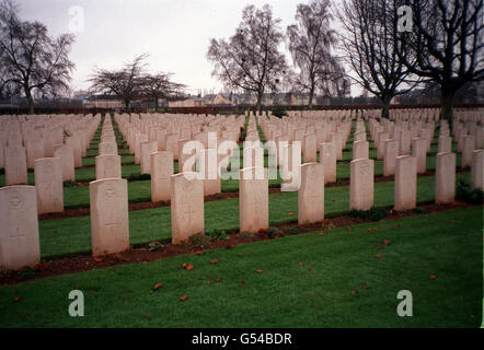 TOMBE DI GUERRA BRITANNICHE: Bayeux, liberato il 7 giugno 1944, ha il più grande cimitero britannico in Normandia con circa 4,663 tombe britanniche e altri 1,837 nomi inscritti sul suo memoriale. Il 6 giugno la Regina parteciperà ad un servizio con i veterani britannici della seconda Guerra Mondiale. 10/10/2000 i giardinieri britannici che tendono le tombe di guerra in tutta Europa hanno annunciato che sono pronti ad iniziare un'azione legale nel tentativo di invertire i tagli salariali in oscillazione. I 77 giardinieri, che sono impiegati la Commissione delle tombe di guerra del Commonwealth e membri dell'Unione dei Trasporti e dei lavoratori generali, si occupano dei giardini e delle tombe di guerra Foto Stock