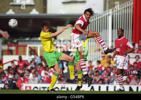 Calcio - fa Carling Premiership - Arsenal / Norwich City - Highbury Stadium. Glenn Helder di Arsenal arriva alla palla davanti a Jon Newsome (l) di Norwich City. Foto Stock