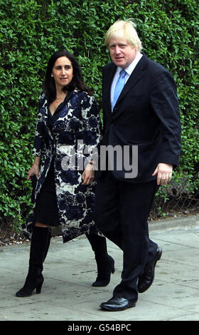 Boris Johnson e sua moglie Marina Wheeler arrivano alla loro stazione elettorale locale a Londra per votare alle elezioni del sindaco e del consiglio. Foto Stock