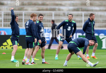 Repubblica di Irlanda John O'Shea (sinistra), Repubblica di Irlanda è Stephen Quinn (seconda a sinistra), Repubblica di Irlanda di Robbie Brady (centro) e Repubblica di Irlanda il Glenn Whelan (a destra) durante una sessione di allenamento allo Stade de Montbauron, Versailles. Foto Stock