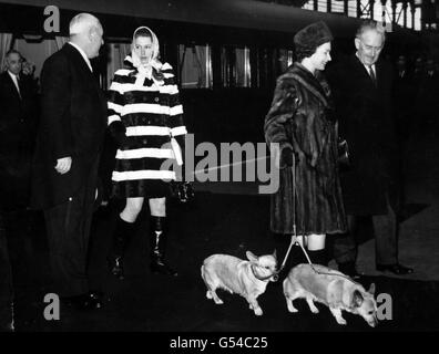 *scansione a bassa risoluzione da stampa, alta risoluzione disponibile su richiesta* Queen Elizabeth II e Princess Anne alla stazione di Liverpool Street, Londra Foto Stock