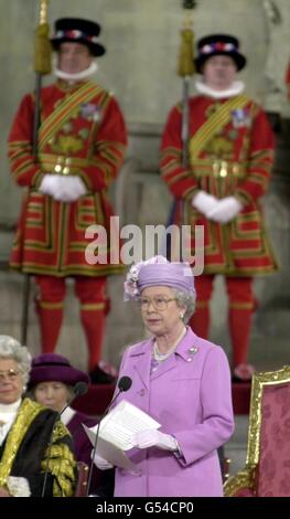 La Regina Elisabetta II della Gran Bretagna fa il suo discorso per aprire la 46a Conferenza parlamentare del Commonwealth presso la Westminster Hall di Londra. Foto Stock