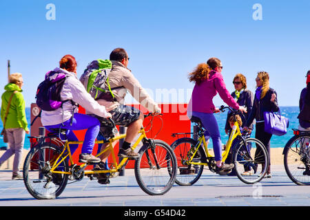 Persone a cavallo di biciclette. Barcellona, in Catalogna, Spagna. Foto Stock