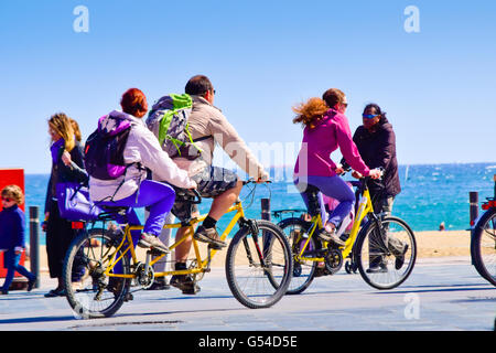 Persone a cavallo di biciclette. Barcellona, in Catalogna, Spagna. Foto Stock