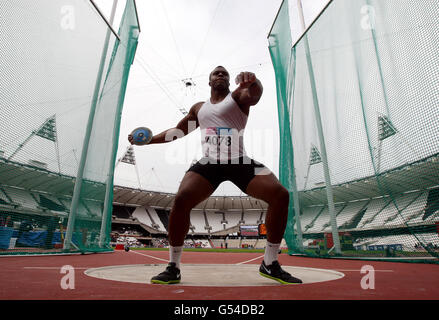 Lawrence Okoye compete nel lancio di Discuti degli uomini durante i Campionati sportivi di Università e Collegi allo Stadio Olimpico di Londra. Foto Stock