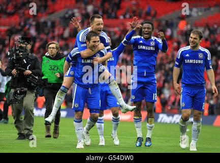 Frank Lampard di Chelsea (a sinistra) porta John Terry mentre celebrano Vincere la fa Cup insieme al compagno di squadra Mikel (seconda a destra) E Branislav Ivanovic (a destra) Foto Stock