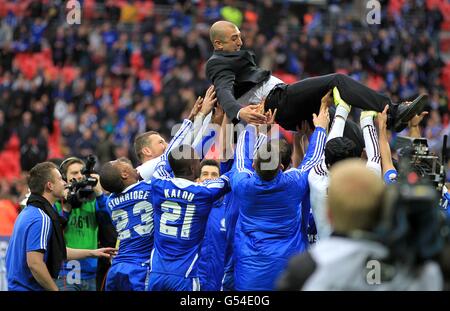 I giocatori di Chelsea festeggiano la vittoria della fa Cup con loro Direttore provvisorio Roberto di Matteo (TOP) Foto Stock