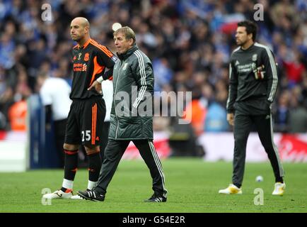 Liverpool manager Kenny Dalglish (centro) e portiere Jose Reina (sinistra) stand espulso dopo la partita Foto Stock