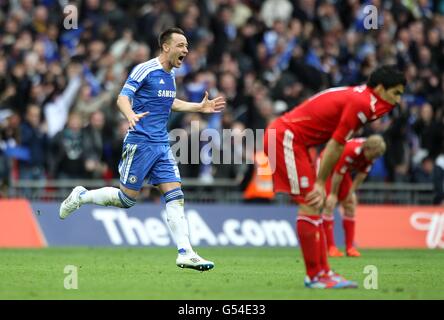 John Terry di Chelsea (a sinistra) celebra la vittoria dopo il fischio finale, mentre Dirk Kuyt di Liverpool e Luis Suarez (seconda a destra) sono a sinistra abbattuti Foto Stock