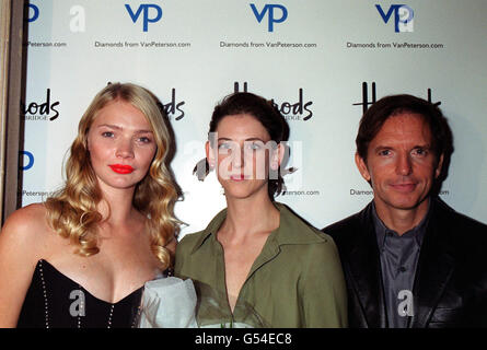 L-R: Modello Jodie Kidd (indossando un abito da sera devoto con 2000 diamanti, da gioiellieri Van Petersen), stilista Maria Grachvogel e designer Eric Van Peterson ad Harrods, durante la London Fashion Week. Foto Stock