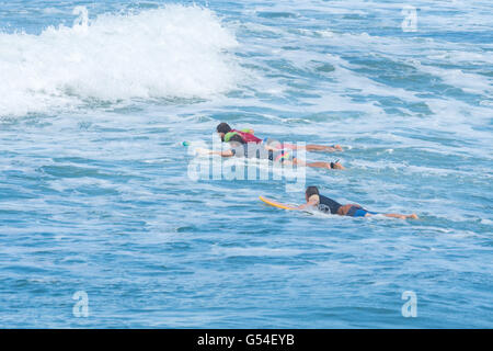 Indonesia, Bali, Kabudaten Badung, wave rider a Batu Bolong beach Foto Stock