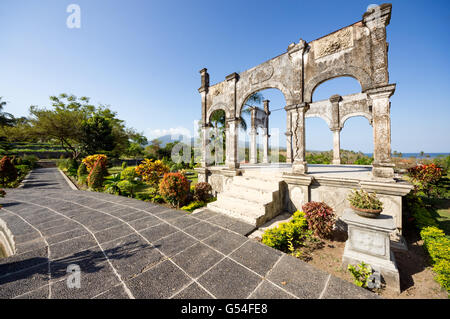 Indonesia, Bali, Karangasem, vista sulle montagne, il castello d'acqua Abang sul mare nella regione di Karangasem Foto Stock