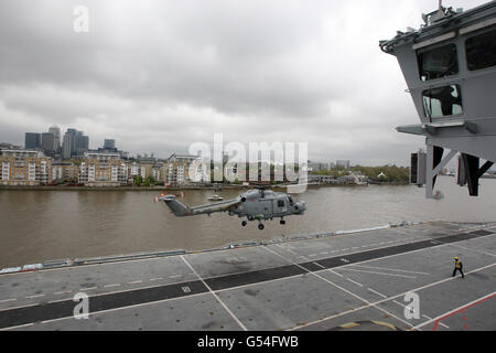 Sicurezza delle Olimpiadi. Un elicottero Royal Navy atterra sull'Oceano HMS a Greenwich Foto Stock